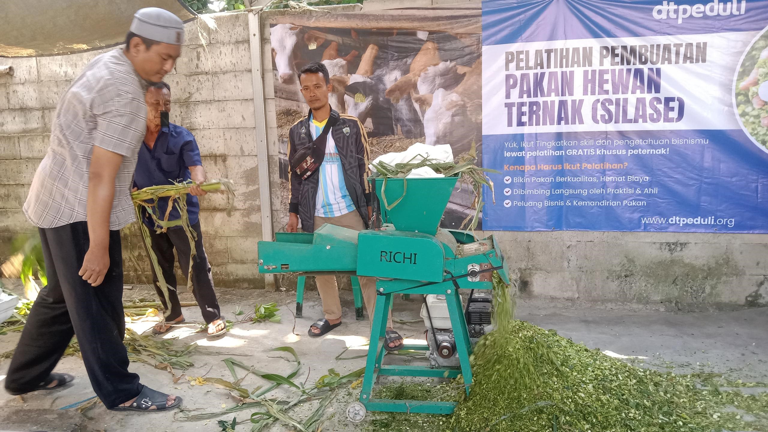 Dukung Ketahanan Pangan dan Ekonomi Masyarakat, DT Peduli Bogor Menggelar Pelatihan Pembuatan Pakan Silase untuk Peternak di Desa Bantarjaya