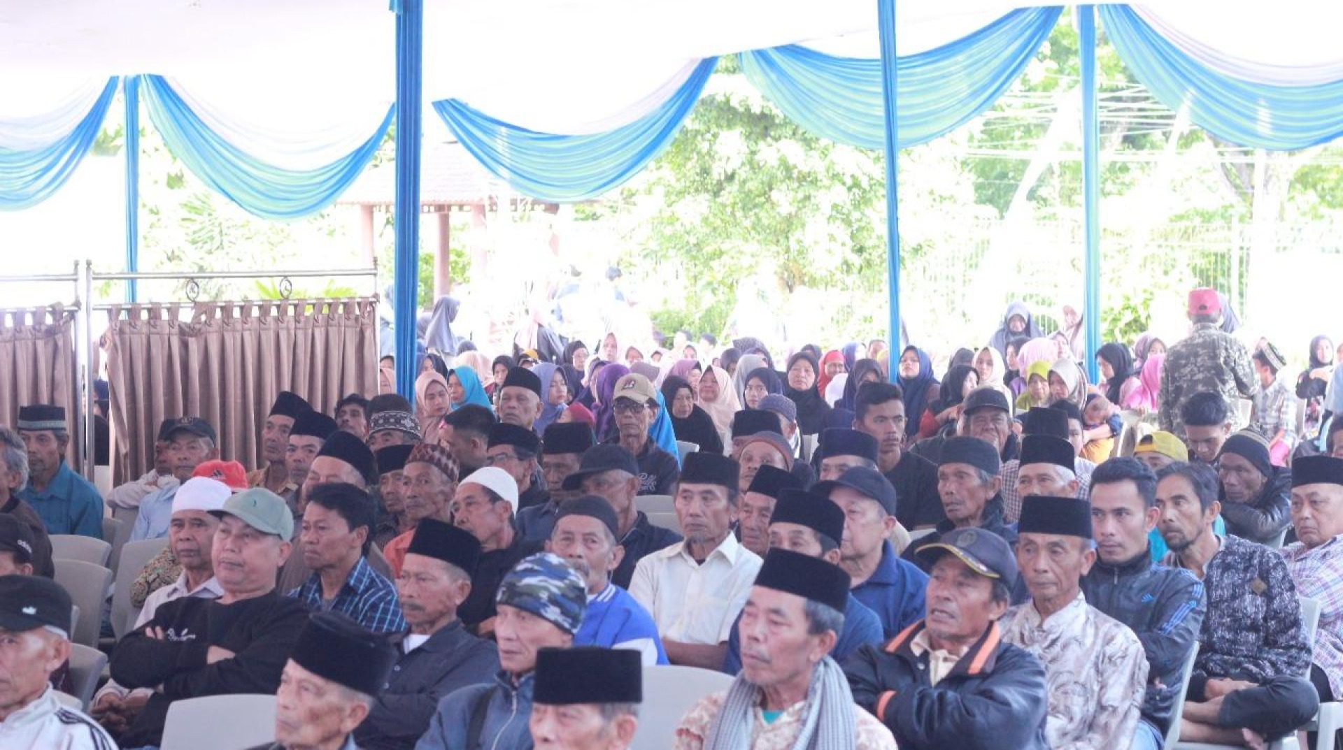 DT Peduli Cianjur dan BEM STIQ ZAD Bersinergi Menggelar Baksi Sosial di Desa Cibereum