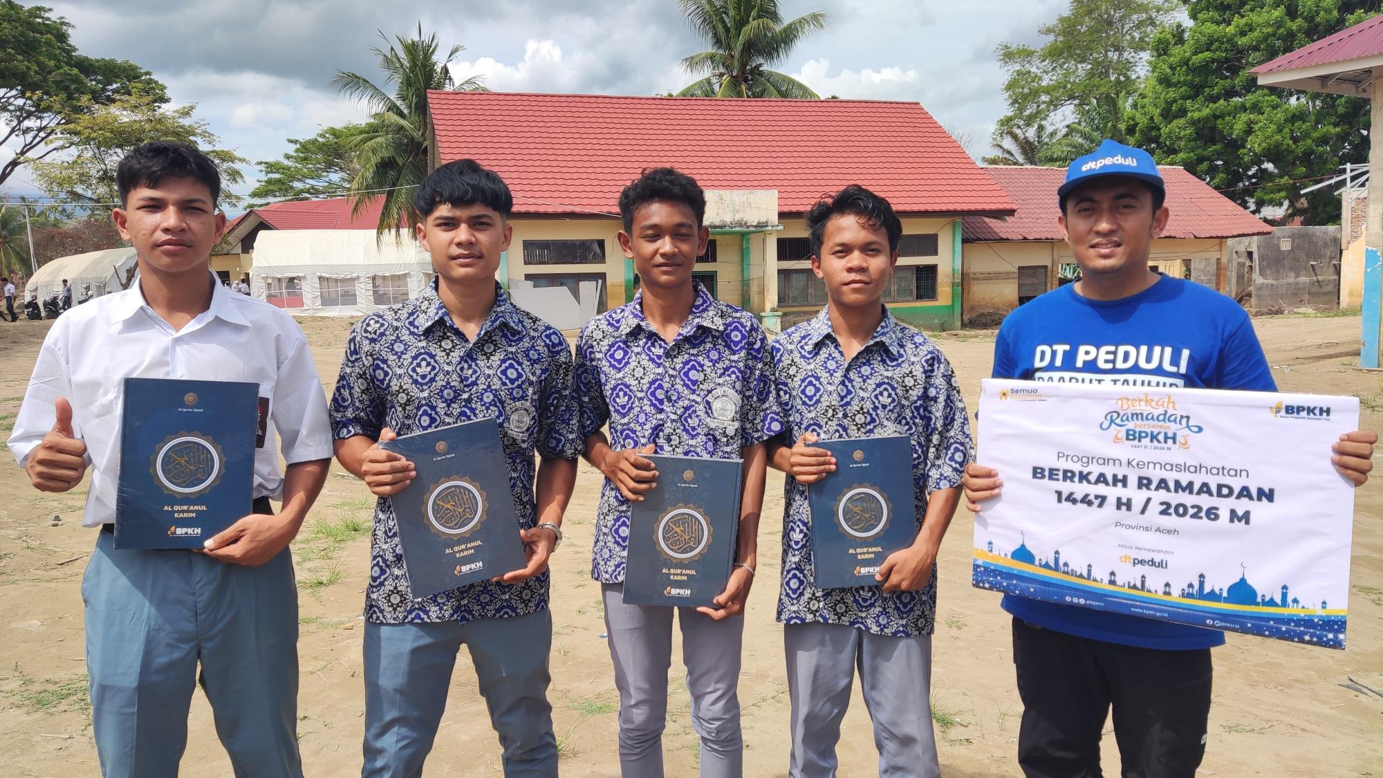 BPKH dan DT Peduli Aceh Salurkan 1.000 Mushaf Al-Qur’an untuk Sekolah Terdampak Banjir di Pidie Jaya