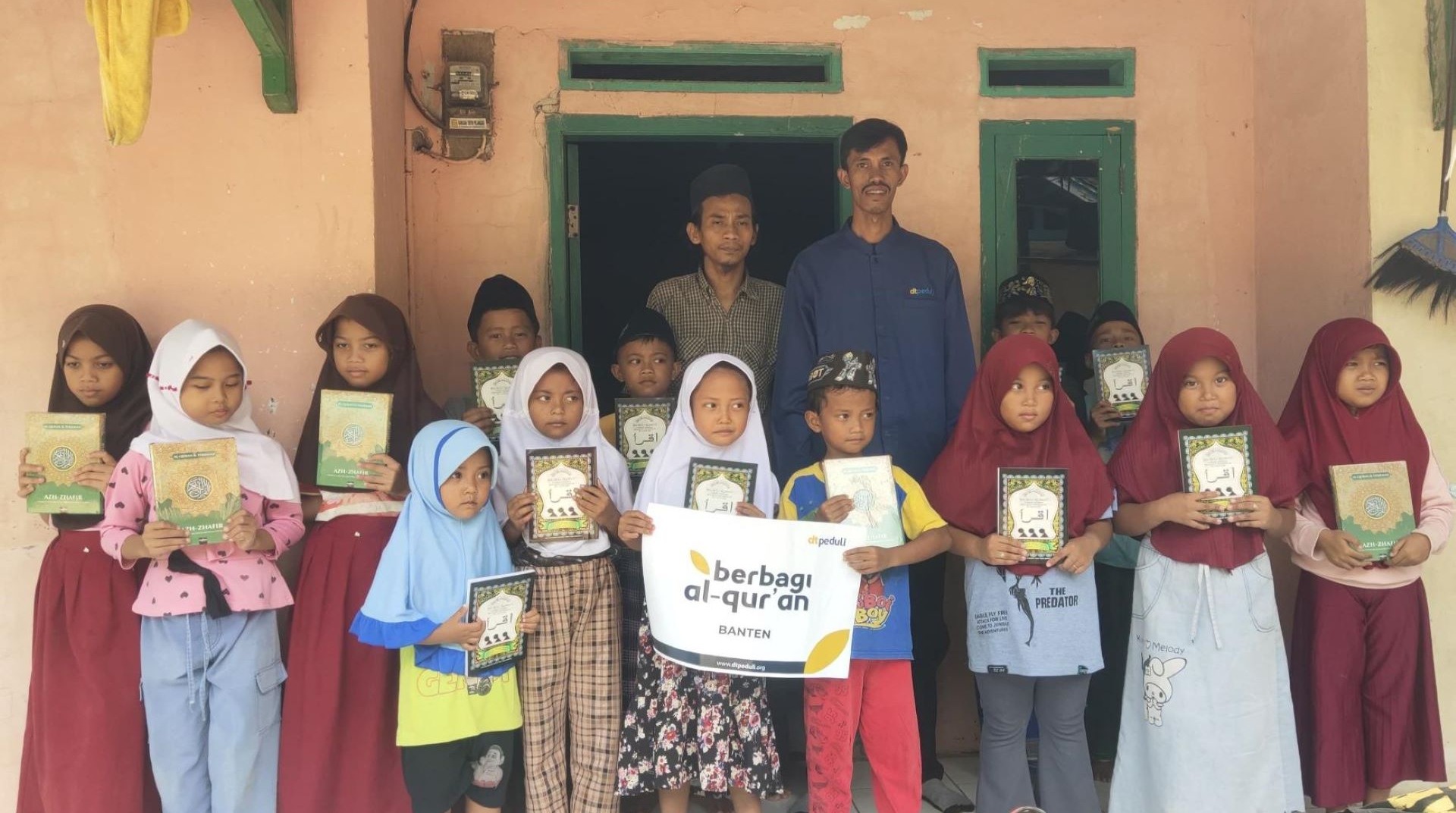 DT Peduli Salurkan Al-Qur'an dan Iqro Baru untuk TPQ Al-Ikhlas Cileles