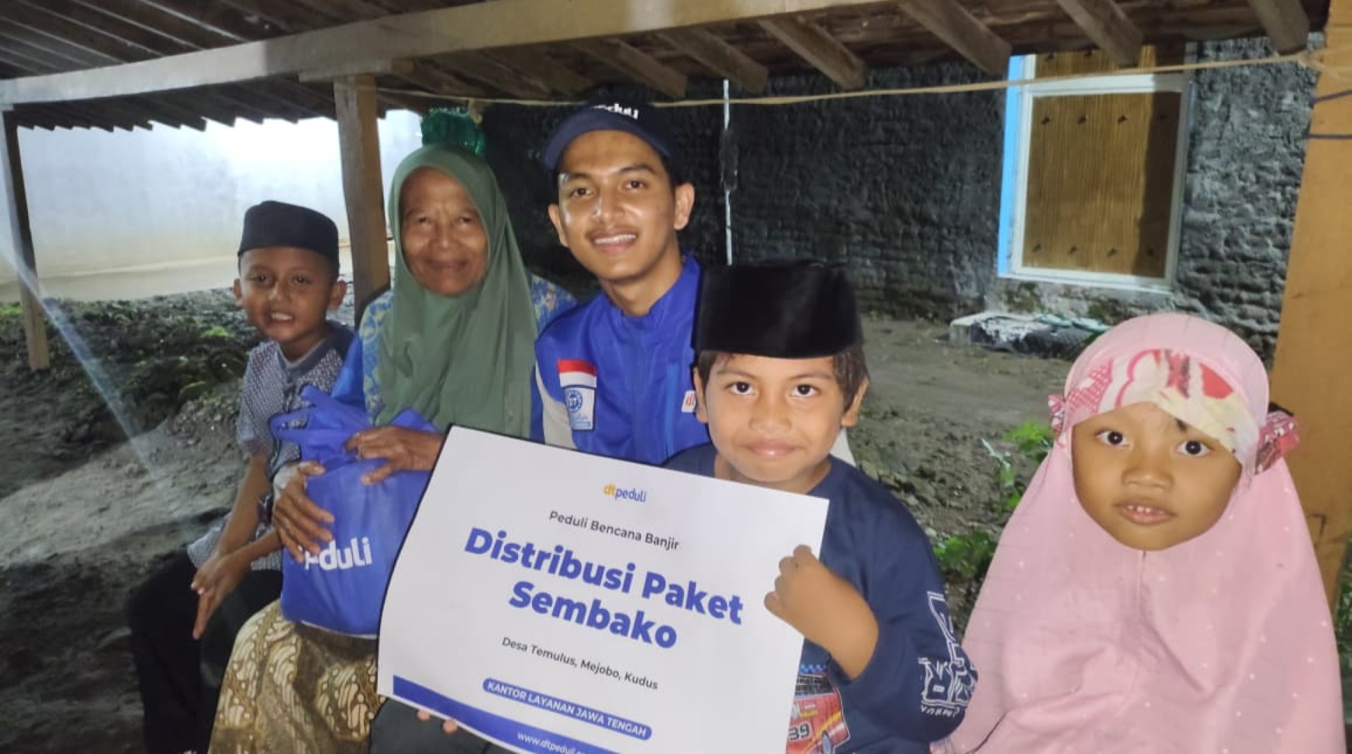 DT Peduli Jateng Salurkan 100 Paket Sembako untuk Warga Terdampak Banjir