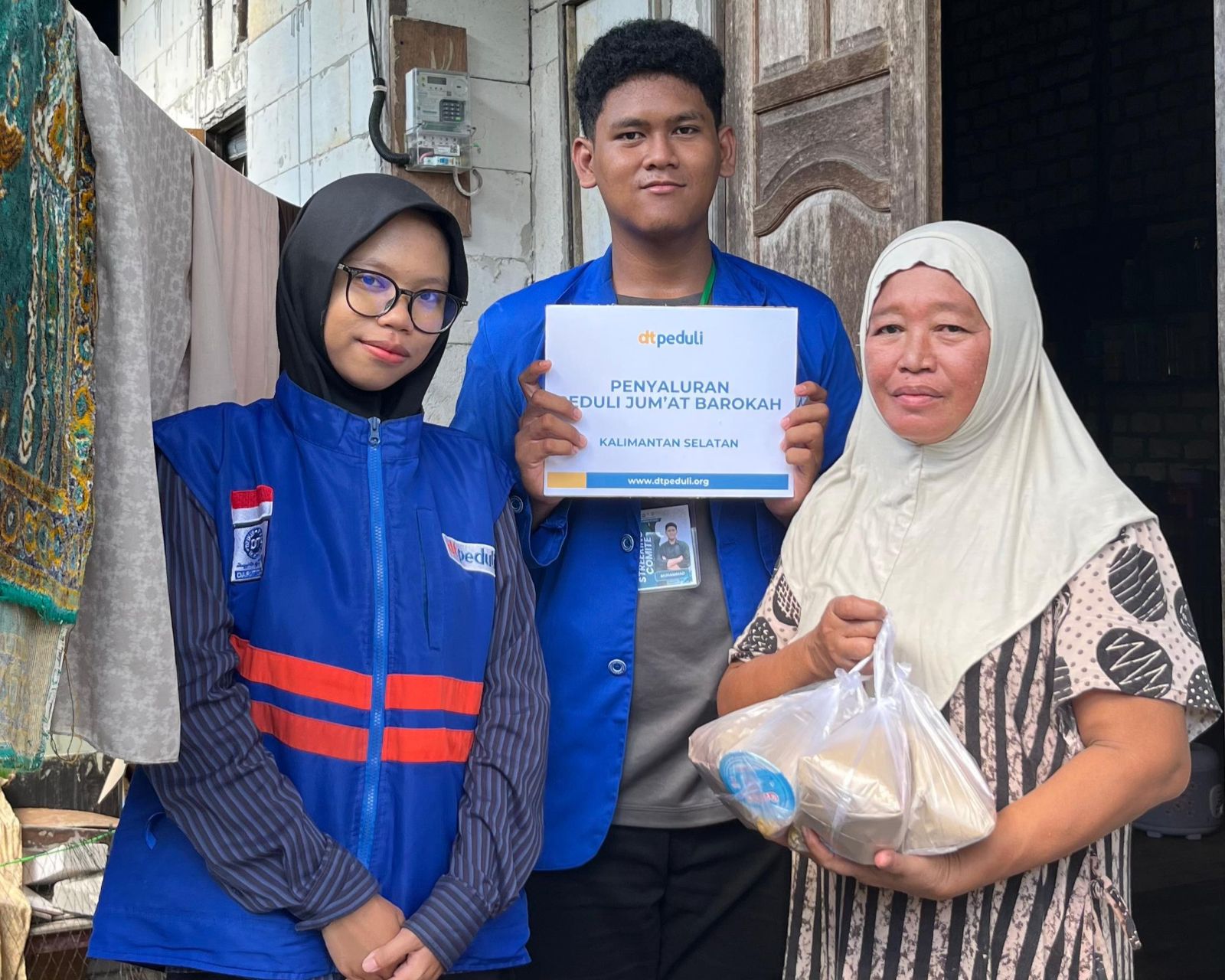 Sinergi Kebaikan, DT Peduli Kalsel dan HMJ PAI UIN Antasari Salurkan Ratusan Paket Jumat Barokah di Tabunganen