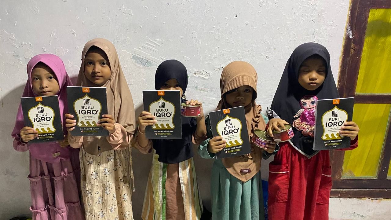 DT Peduli Serang Salurkan Daging Kaleng dan Iqro di Kampung Curug Warnasari