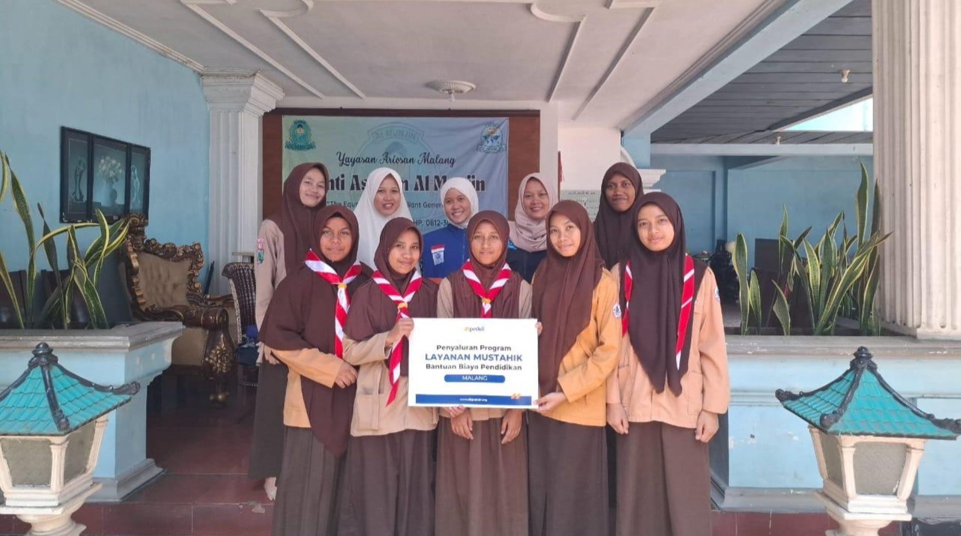 Dorong Pemerataan Pendidikan, DT Peduli Malang Beri Bantuan Buku untuk Santri Pesantren Al Munjin dari NTT dan NTB