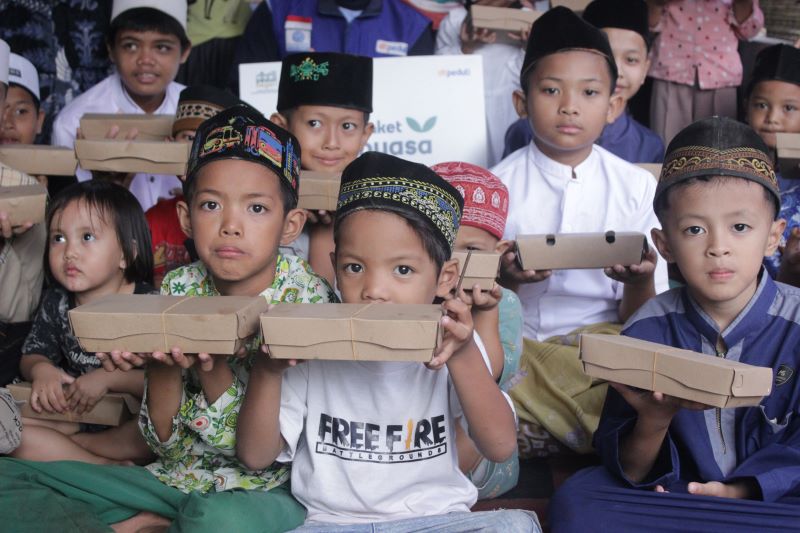Berbagi Kebahagiaan, DT Peduli Salurkan 90 Paket Berbuka Puasa di Ponpes Assalafy Daarul Fikar