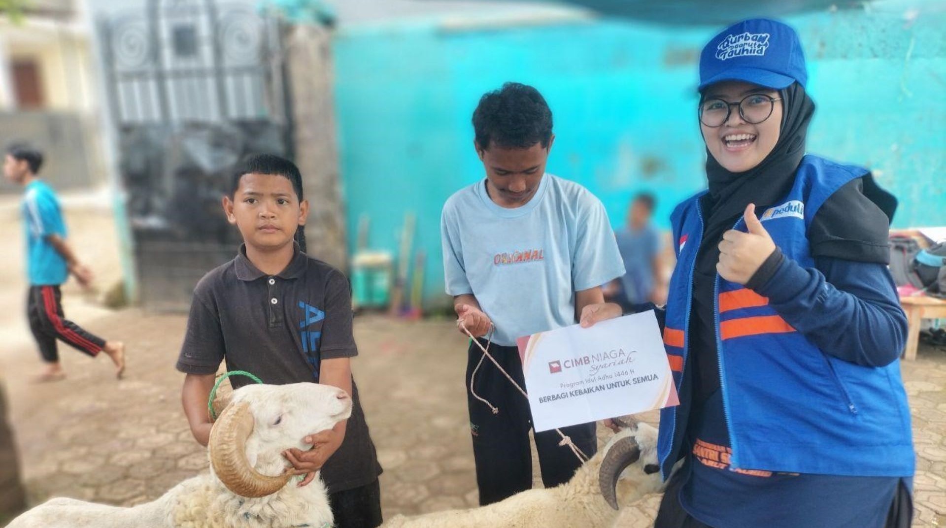 Bank CIMB Niaga Syariah Bersama DT Peduli Salurkan Enam Hewan Qurban di Bandung