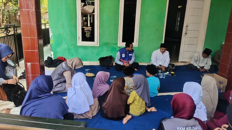 DT Peduli dan Mahasiswa UNIBA Salurkan Al-Qur'an untuk Santri TPQ Nurul Iman