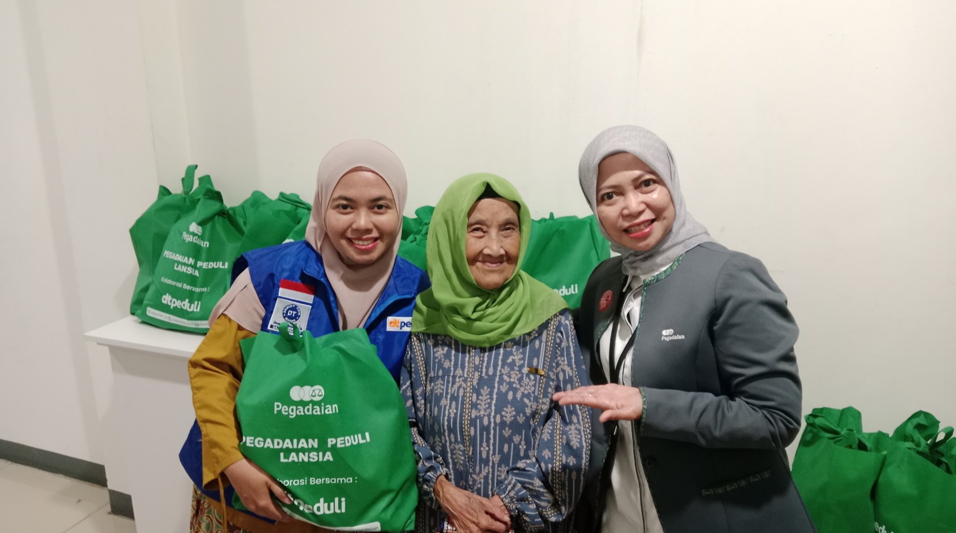 DT Peduli Jakarta Bersama Pegadaian UPC Pasar Minggu Salurkan Paket Bingkisan Lebaran untuk Lansia