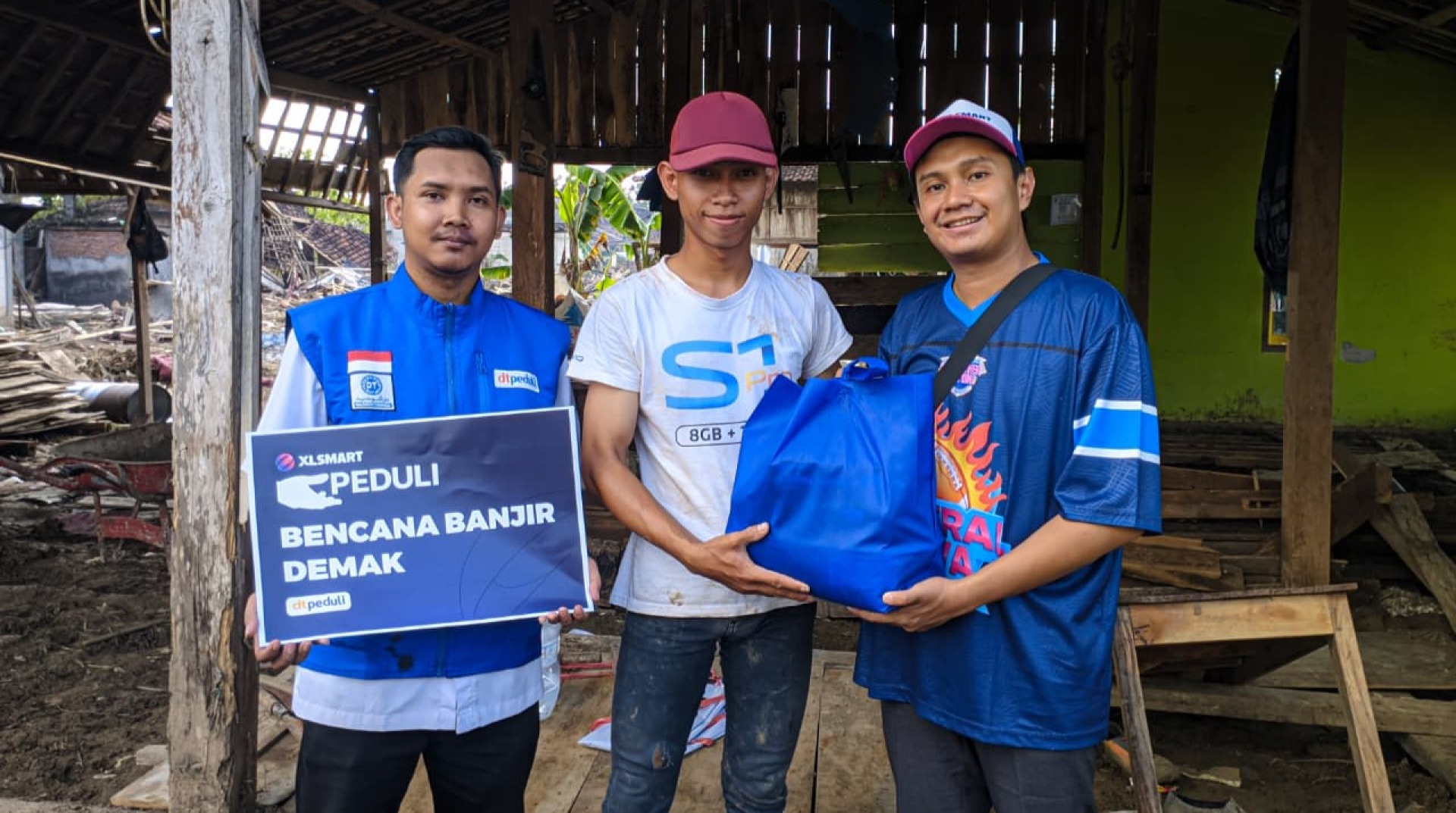 XL Smart dan DT Peduli Jawa Tengah Salurkan Paket Sembako untuk Warga Terdampak Banjir di Demak