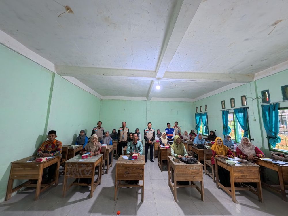 DT Peduli Metro dan YBM PLN Metro Salurkan Bantuan untuk Guru Honorer dan Nakes di Way Jepara