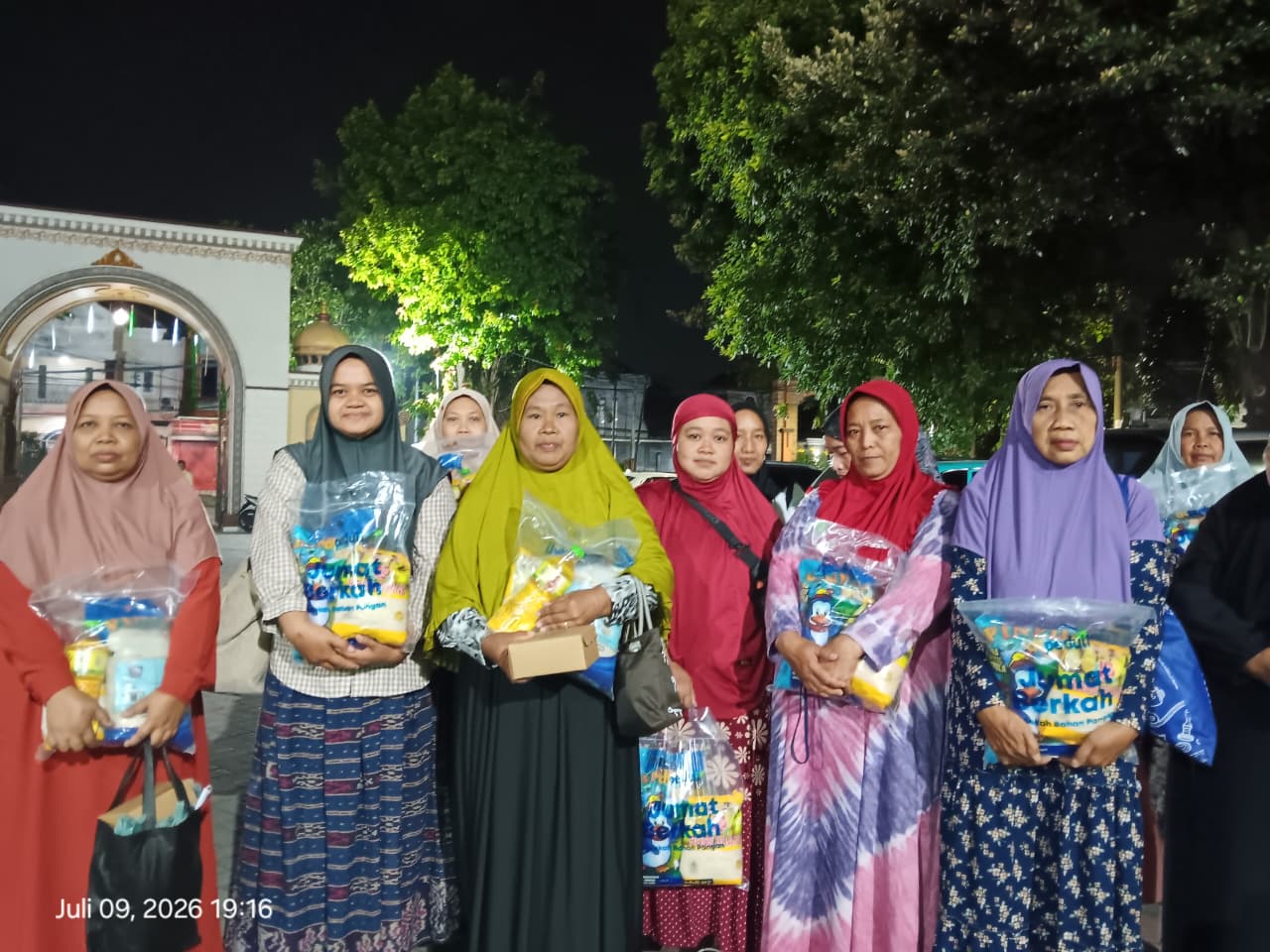 Usai Gelar Kajian Tauhid di Masjid Baitussalam, DT Peduli Surabaya Salurkan Paket Sembako untuk Dhuafa