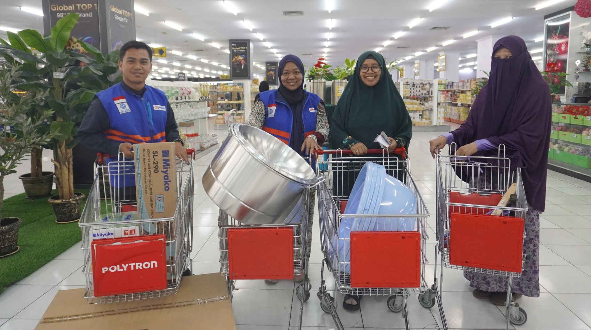 Dorong Kemandirian Ekonomi, DT Peduli Salurkan Bantuan Peralatan Usaha untuk KUBE di Makassar