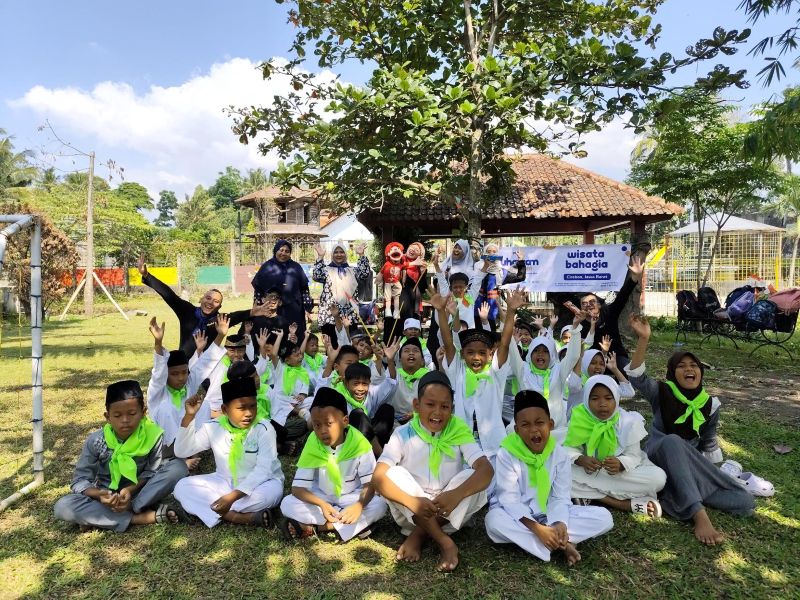 Bahagiakan 50 Anak Yatim, DT Peduli Cirebon Hadirkan Wisata dan Belanja Bahagia