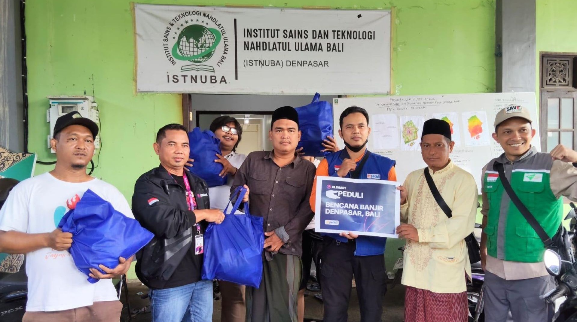 Menebar Kehangatan, Berbagi Kebahagiaan, XL SMART dan DT Peduli Salurkan Bantuan untuk Korban Banjir Terparah di Bali