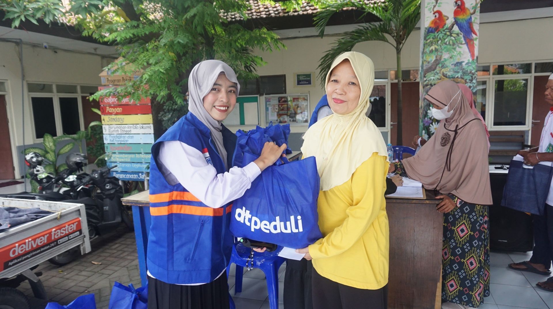 Gandeng Kelurahan Pagesangan, DT Peduli Salurkan 75 Paket Sembako untuk Warga Prasejahtera