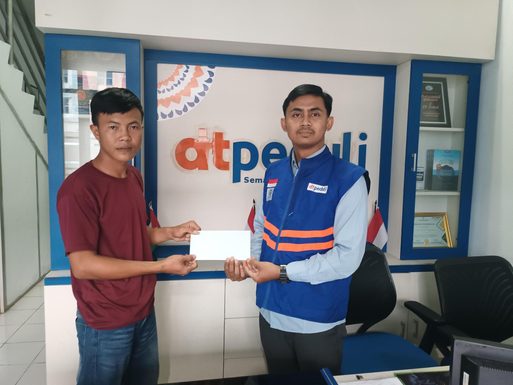 DT Peduli Bekasi Salurkan Bantuan Program Peduli Kebutuhan Mustahik dengan Lunasi Biaya Kontrakan Agung