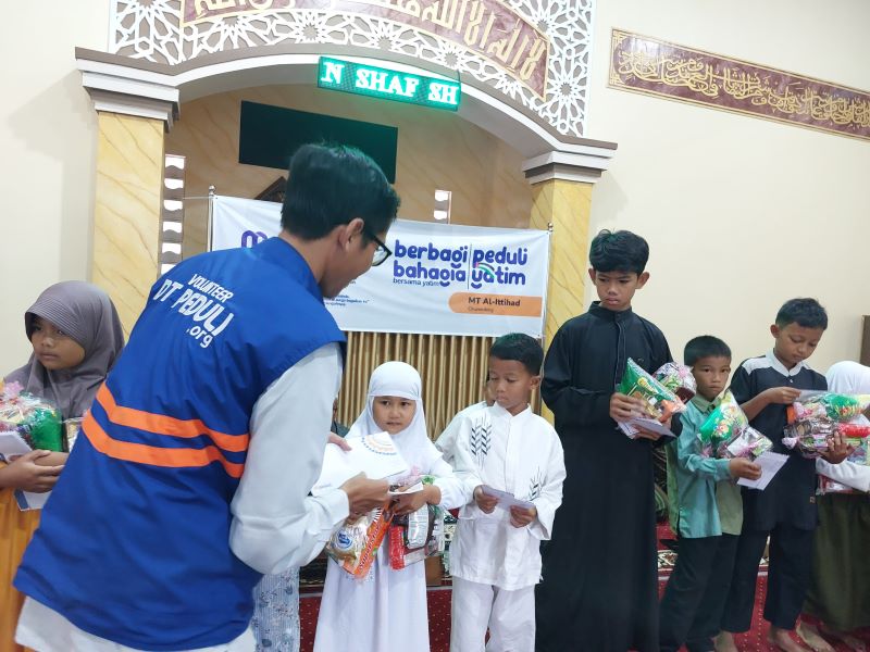 Hangatnya MT Ittihad Bahagiakan 15 Anak Yatim
