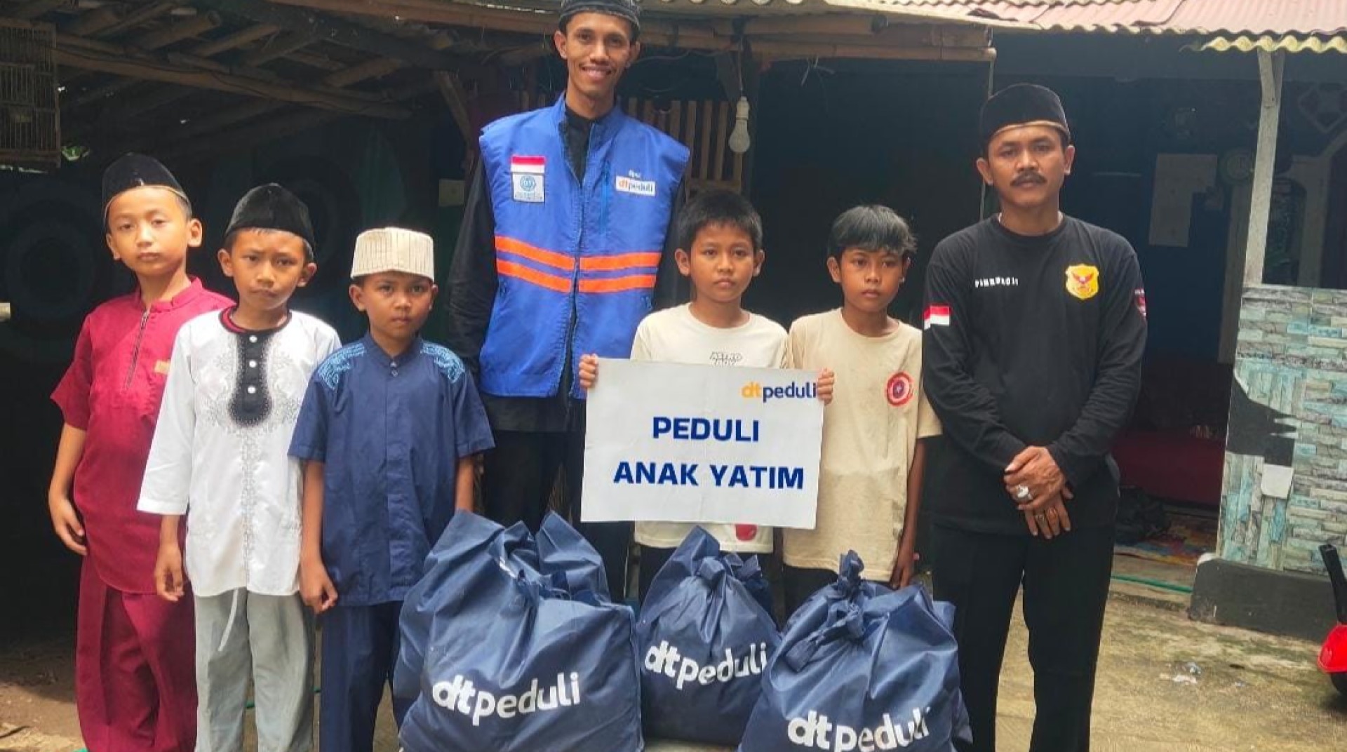 Distribusikan Bantuan Sembako, Anak Yatim Kampung Ciupas Sambut Bahagia Kedatangan DT Peduli Serang