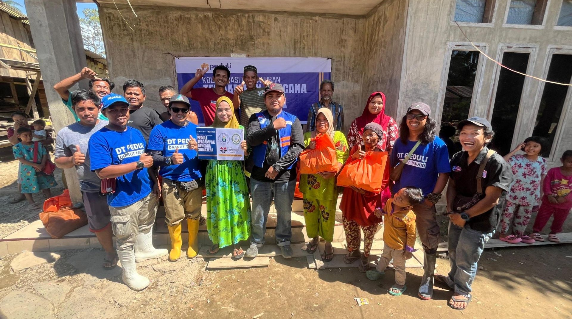 Bersama FORKOM IJK, DT Peduli Sumut Salurkan Bantuan Tembus Lokasi Banjir Bandang di Bandar Tarutung