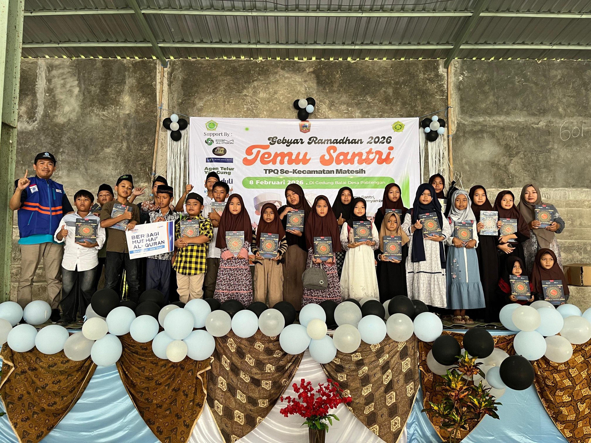 Tumbuhkan Semangat Cinta Al-Qur’an, DT Peduli Solo Salurkan Mushaf Baru untuk Santri TPQ dan SD