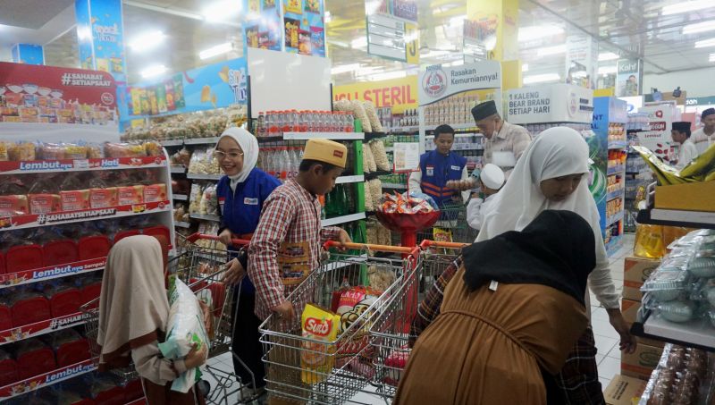 Muharram Peduli Yatim, Keceriaan Anak Yatim dan Dhuafa Warnai Kegiatan Belanja Bahagia di Surabaya