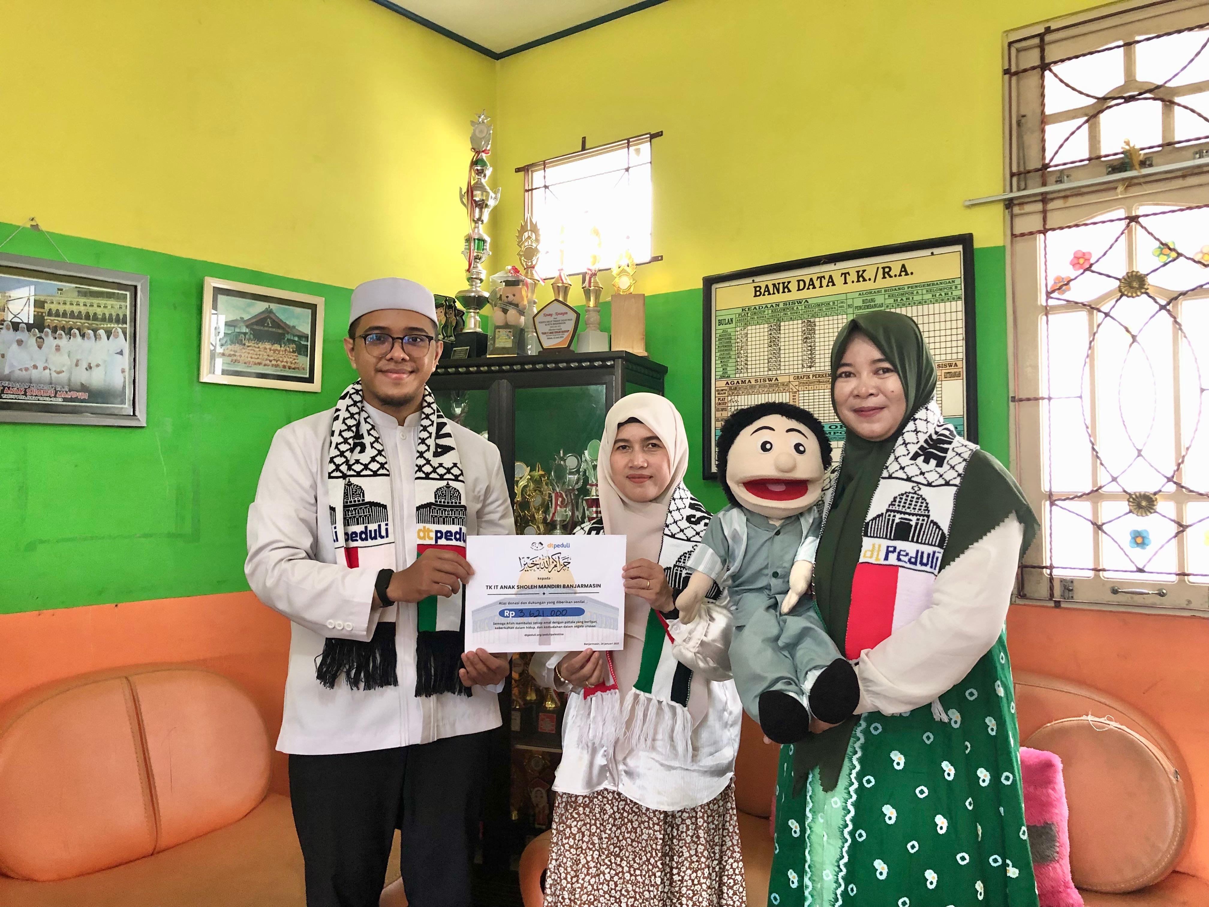 Tanamkan Kepedulian Sejak Dini, DT Peduli Kalsel Menggelar Kajian dan Aksi Peduli Palestina di TK-IT Anak Sholeh Mandiri