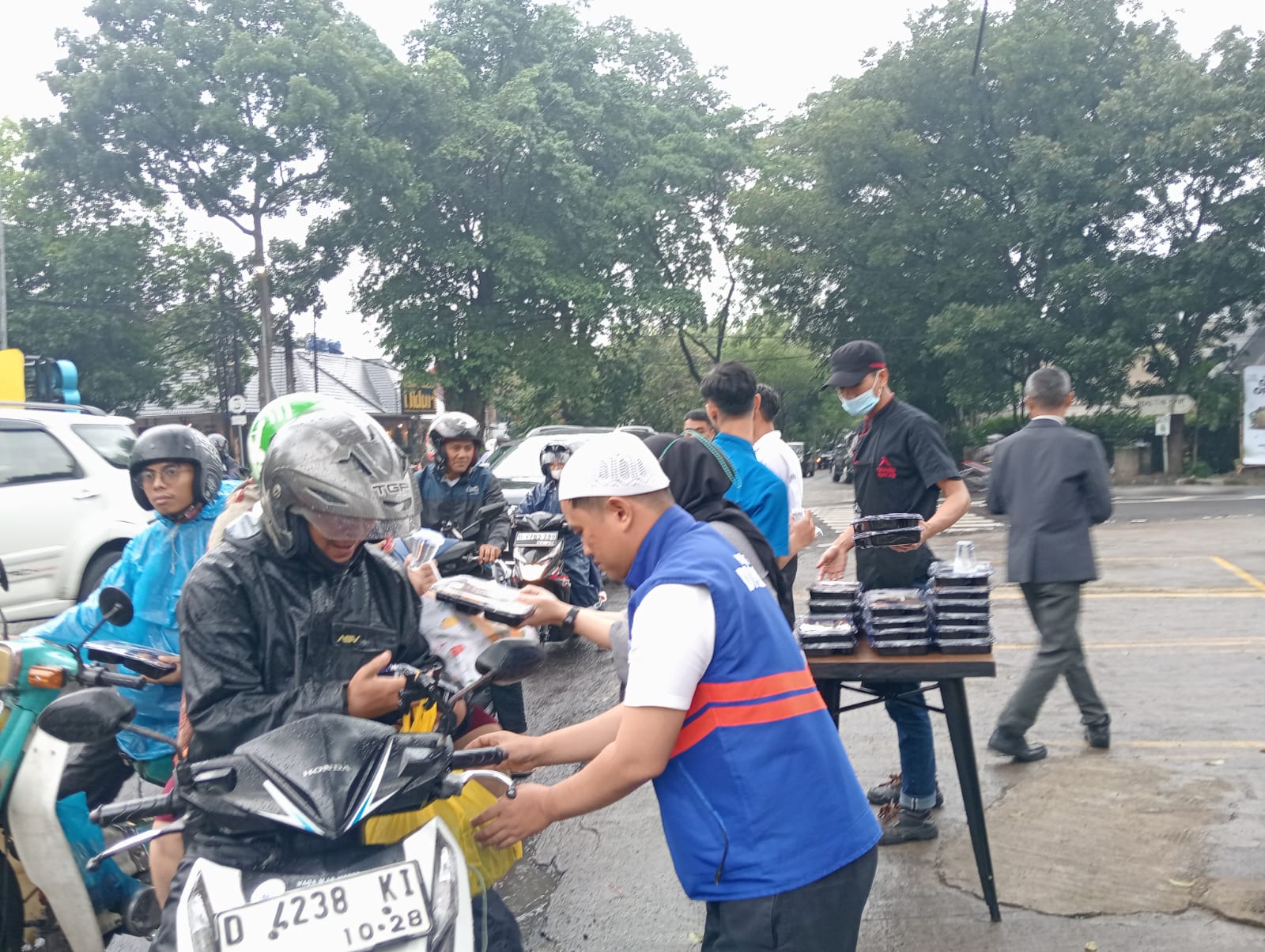 Berbagi Kebahagiaan Ramadhan, Hachi Group Bersama DT Peduli Bagikan 9000 Paket Buka Puasa