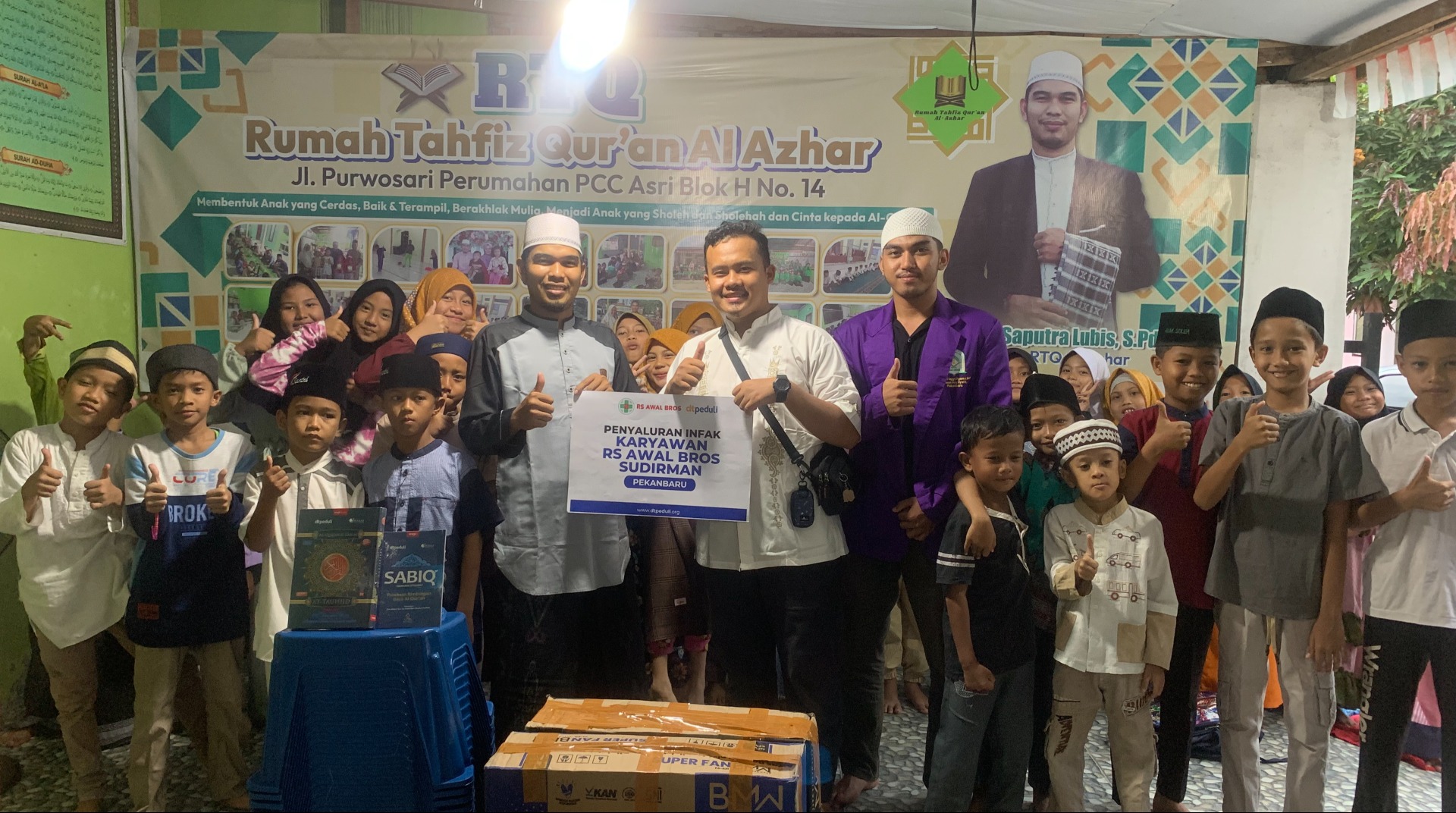 DT Peduli Riau Salurkan Dana Infak Karyawan Rumah Sakit Awal Bros Sudirman Pekanbaru ke RTQ Al Azhar Kampar
