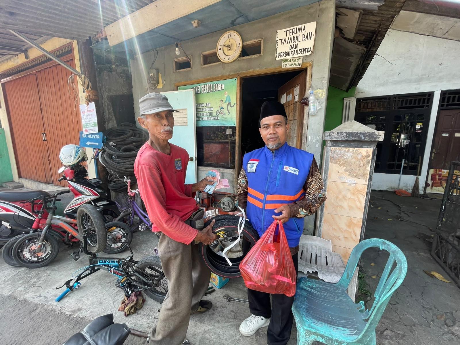 DT Peduli Depok Salurkan Bantuan Modal Usaha untuk Bengkel Sepeda Milik Napis Suryadi