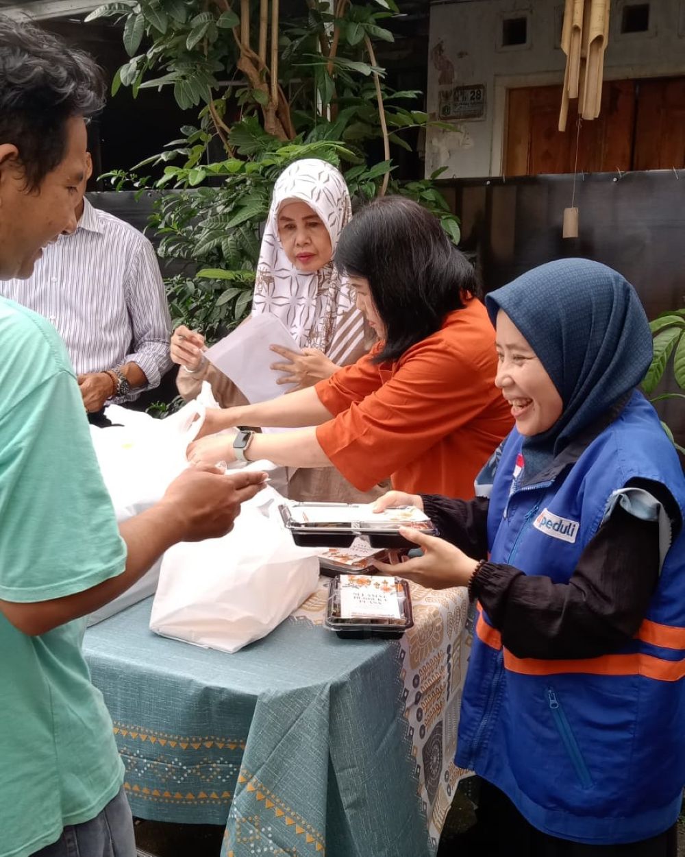 Sinergi Kebaikan di Jalan Ampera, DT Peduli dan Hachi Foundation Tebar Ratusan Paket Buka Puasa