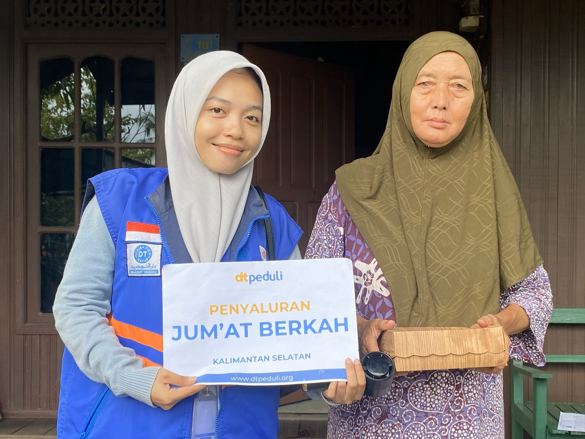 Seberangi Sungai Barito, 150 Paket Nasi "Jumat Berkah" Menyapa Warga Pelosok Jelapat