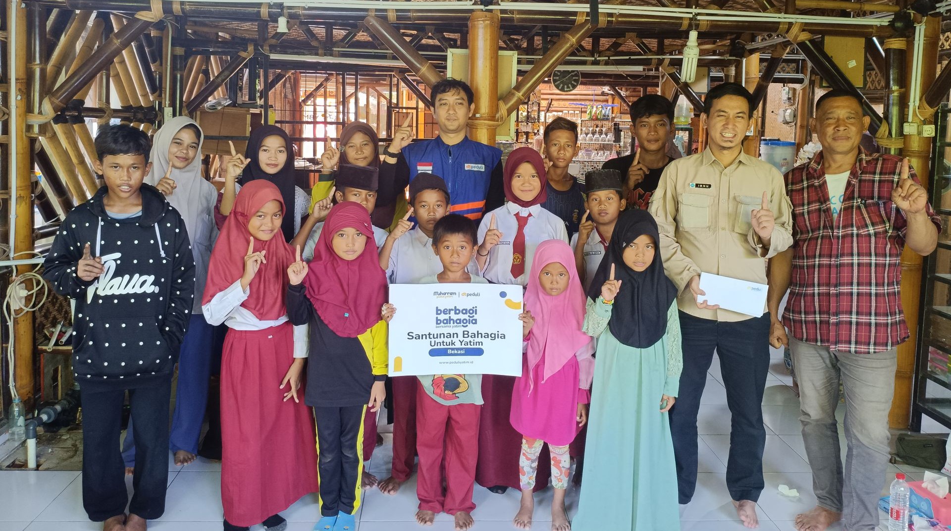 DT Peduli Bekasi Salurkan Santunan untuk Anak Yatim Dhuafa di Pesisir Pantai Beting Muara Gembong