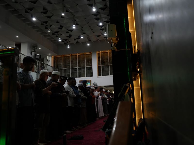Khusuknya Itikaf, Lengkap dengan Hidangan Berbagi Nikmat Sahur dari BSI dan DT Peduli