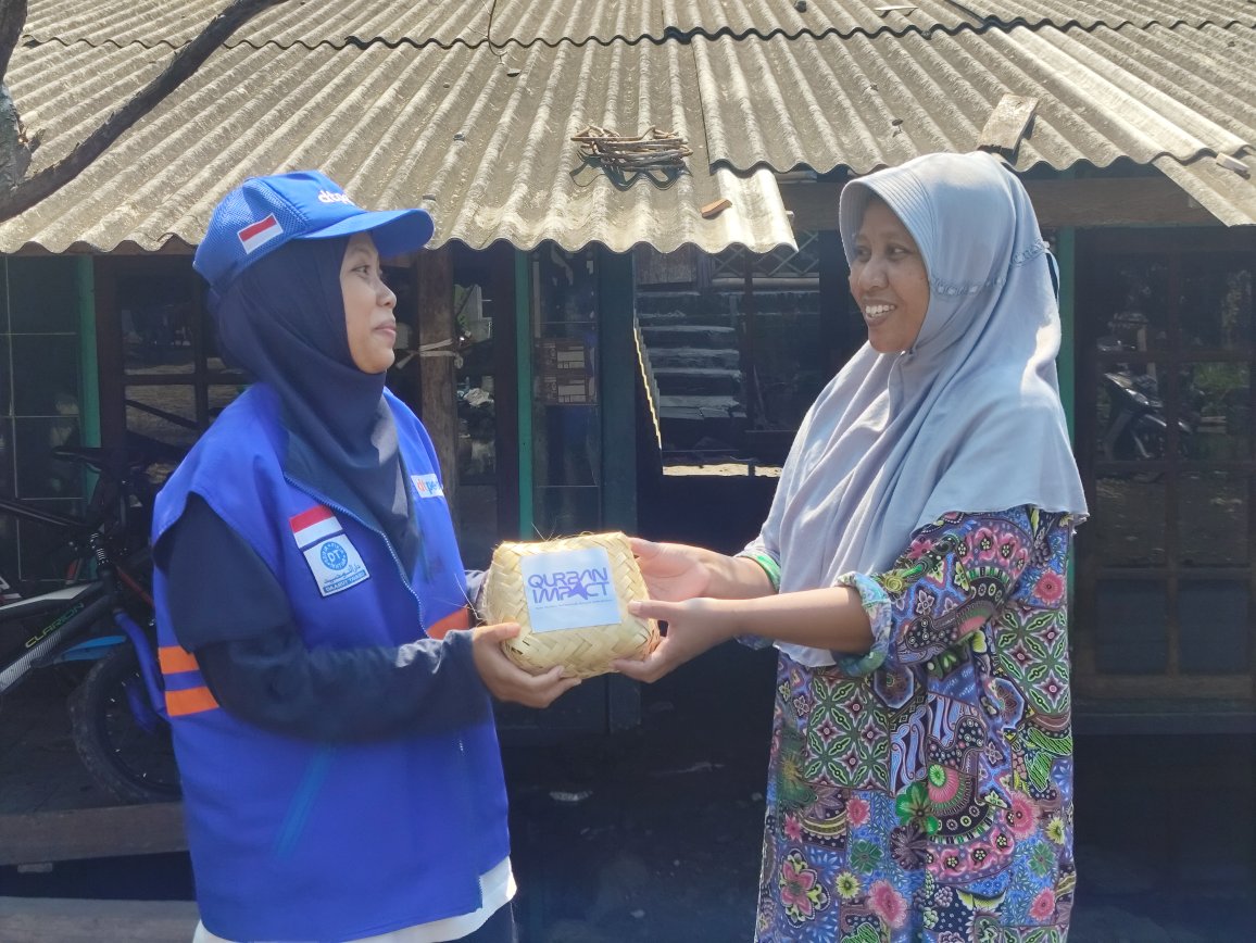 DT Peduli Jateng Salurkan Qurban di Tengah Banjir Rob, Warga Lengkong, Demak, Bahagia