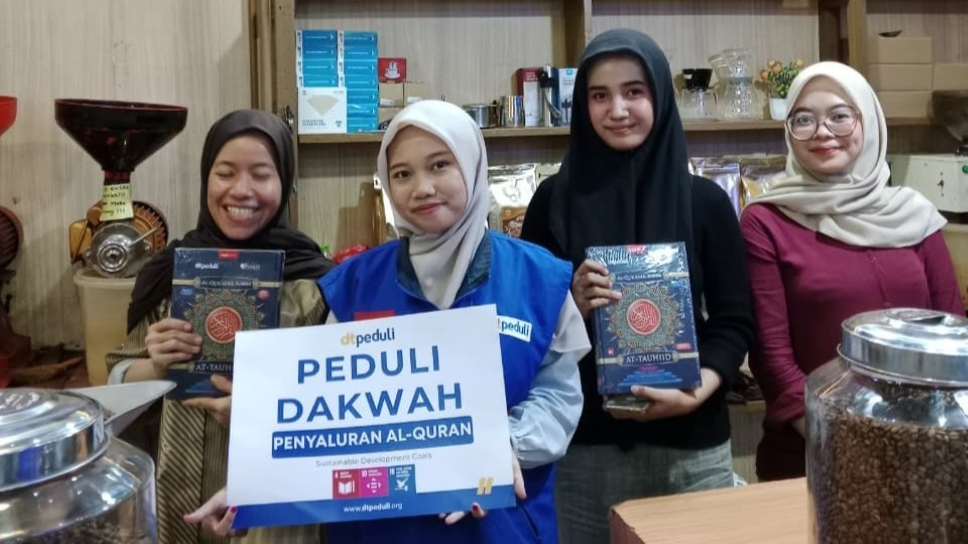 Sambut Nuzulul Qur’an, DT Peduli Salurkan Ratusan Mushaf Al-Qur'an untuk Pedagang Pasar Santa