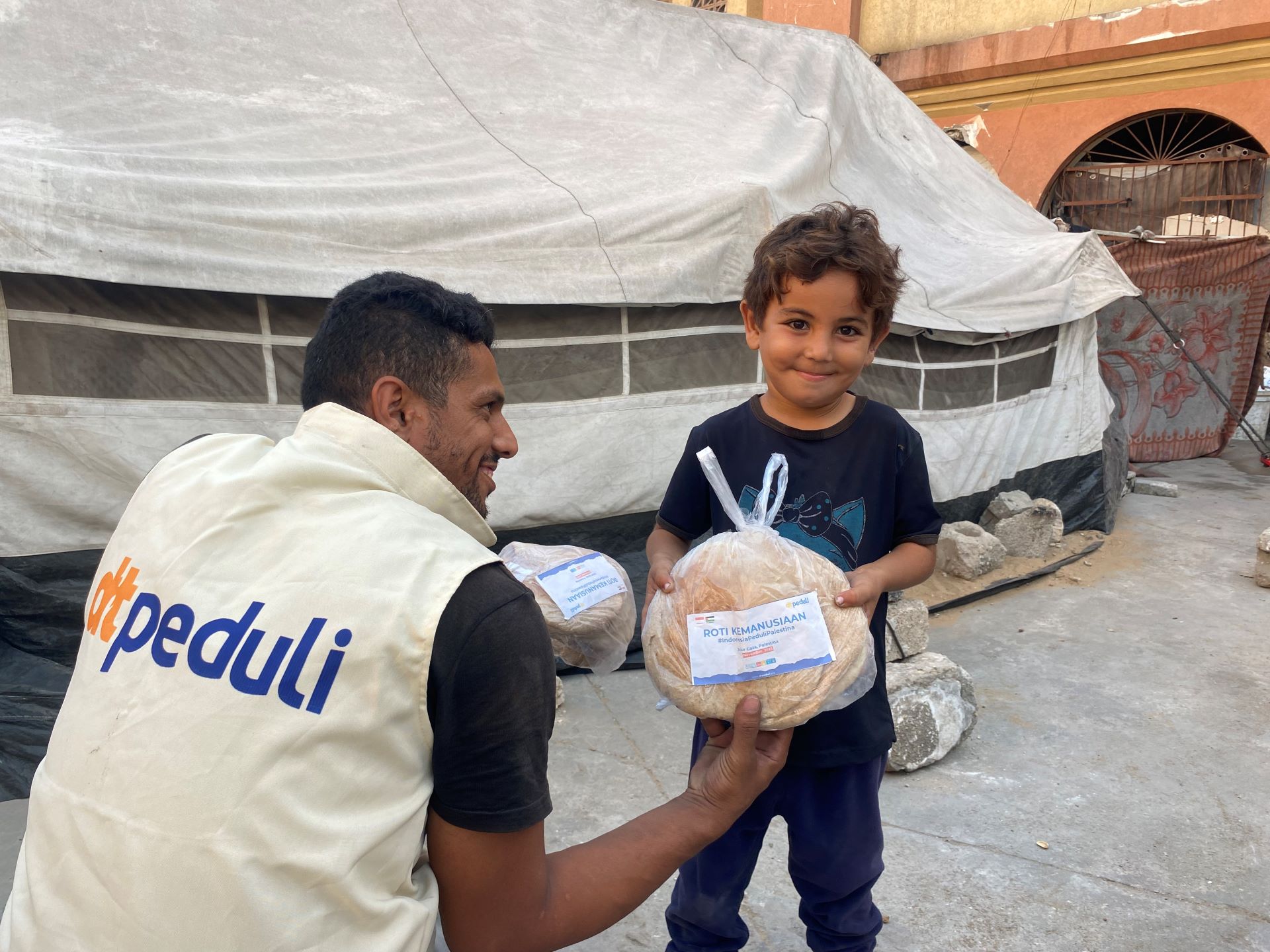 Gaza Hadapi Kelaparan Ekstrem, DT Peduli Salurkan 2.250 Roti Kemanusiaan