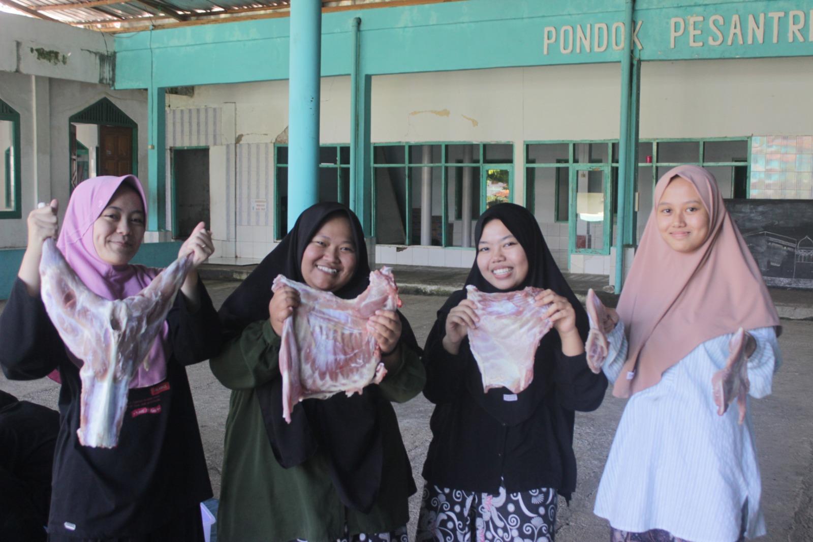 Hari Tasyrik Ketiga, DT Peduli Cianjur Salurkan Qurban ke  Pondok Pesantren Al Muawanah