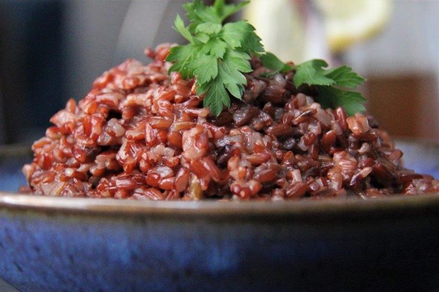 Red rice. Красный рис. Блюда с красным рисом. Красный рис с овощами. Красный рис с курицей.