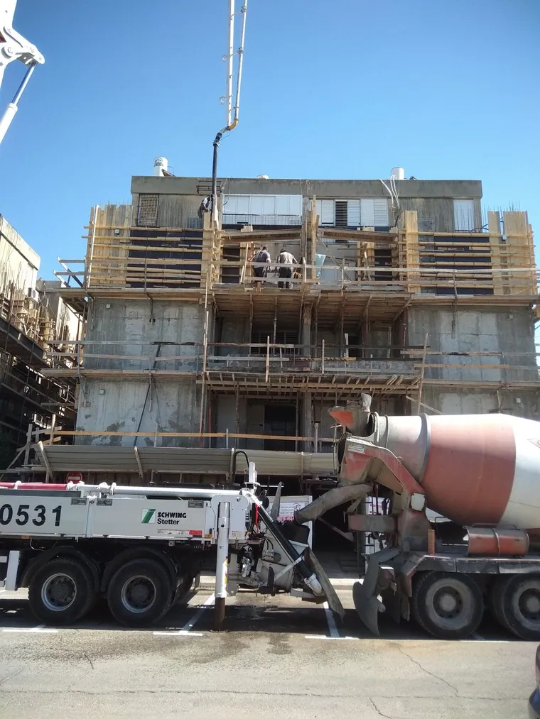 בניית שלד — יציקת בטון בבית פרטי