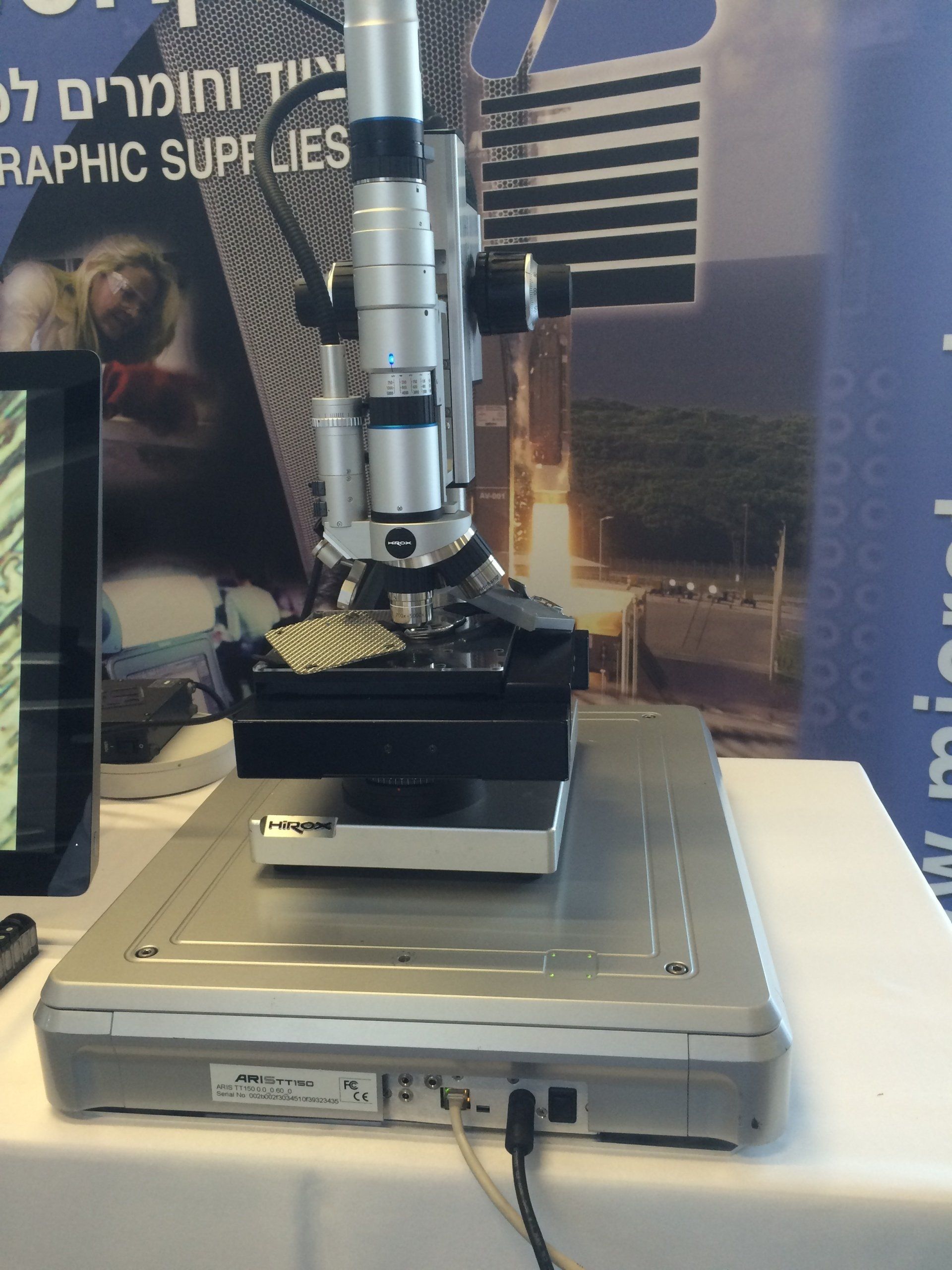 Microscope system with a sample placed on a vibration isolation platform in a laboratory setting