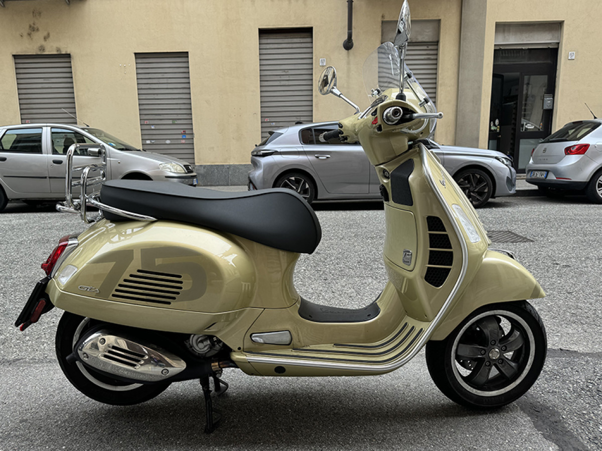 Piaggio Vespa 300 GTS hpe Super Tech ABS 75° Anniversario