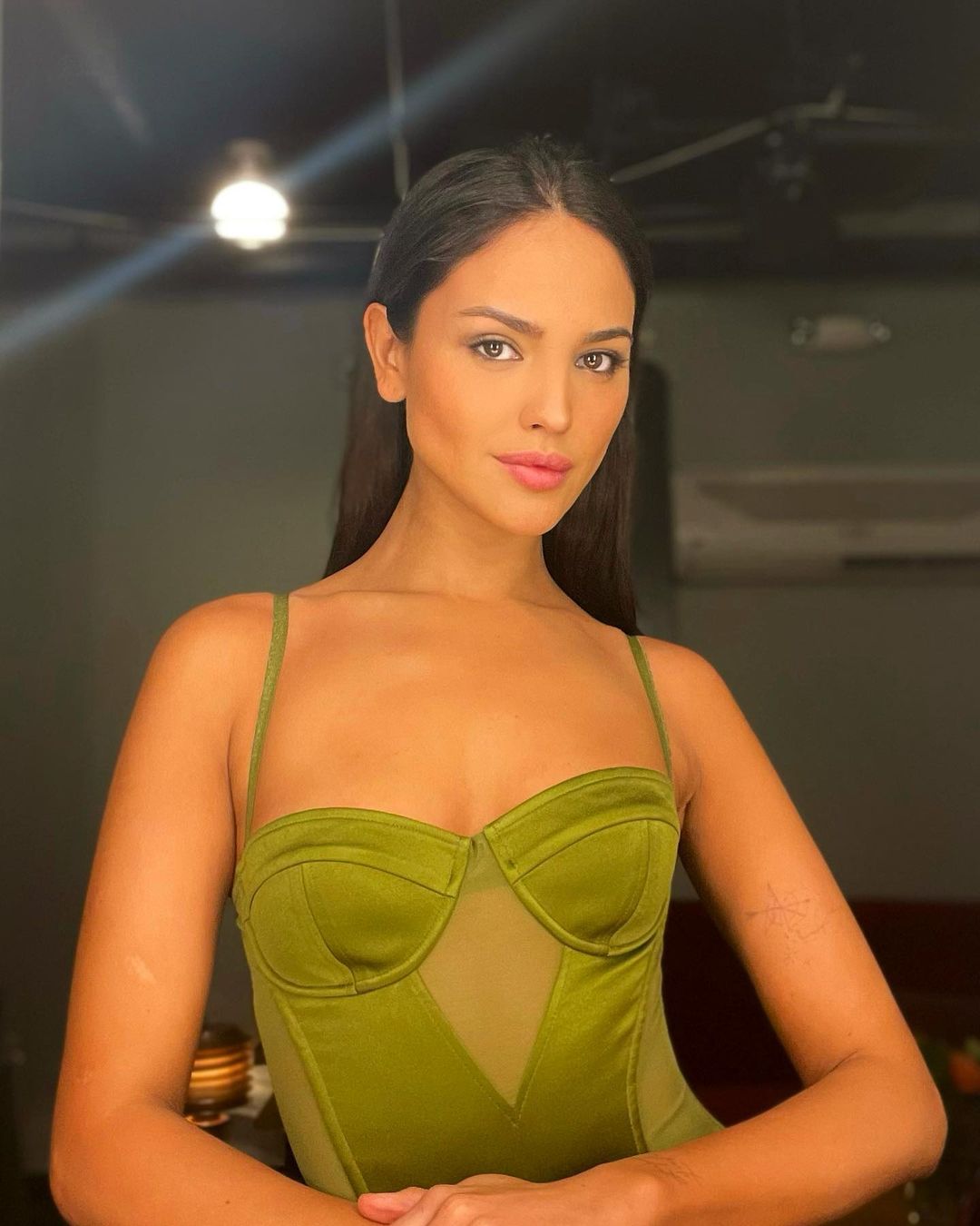 Eiza González shows off clear and beautiful skin in this photo showing her in a green body-hug dress.