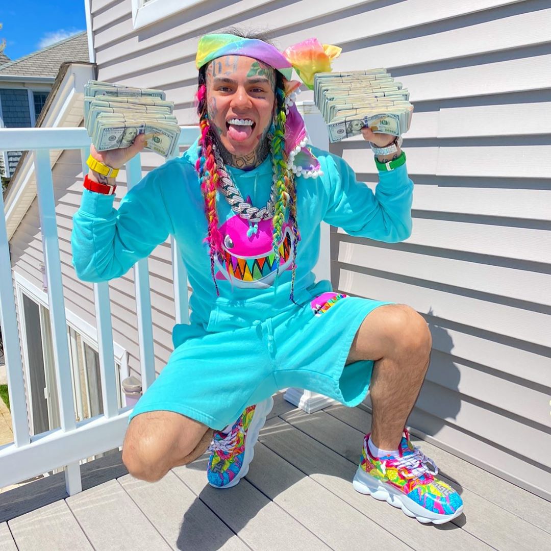 6ix9ine showing off his money while on house arrest last year.
