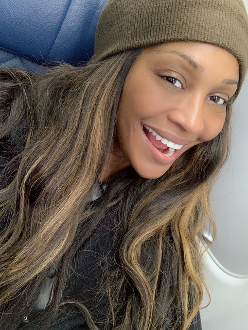 Cynthia Bailey wears no makeup on a plane.