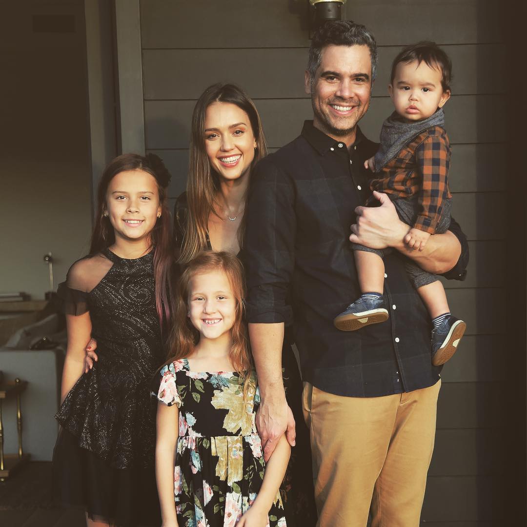 A family photo showing Cash Warren, Jessica Alba and their three gorgeous children. 
