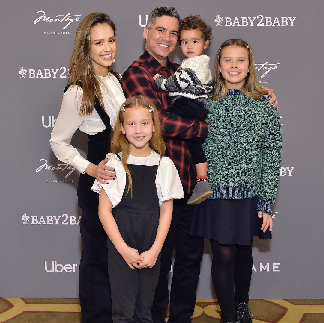 A photo showing Jessica Alba, her husband, Cash Warren and her beautiful kids.