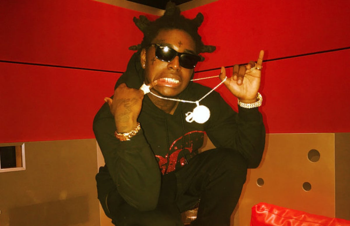 Kodak showing off his Sniper Gang record label chain.