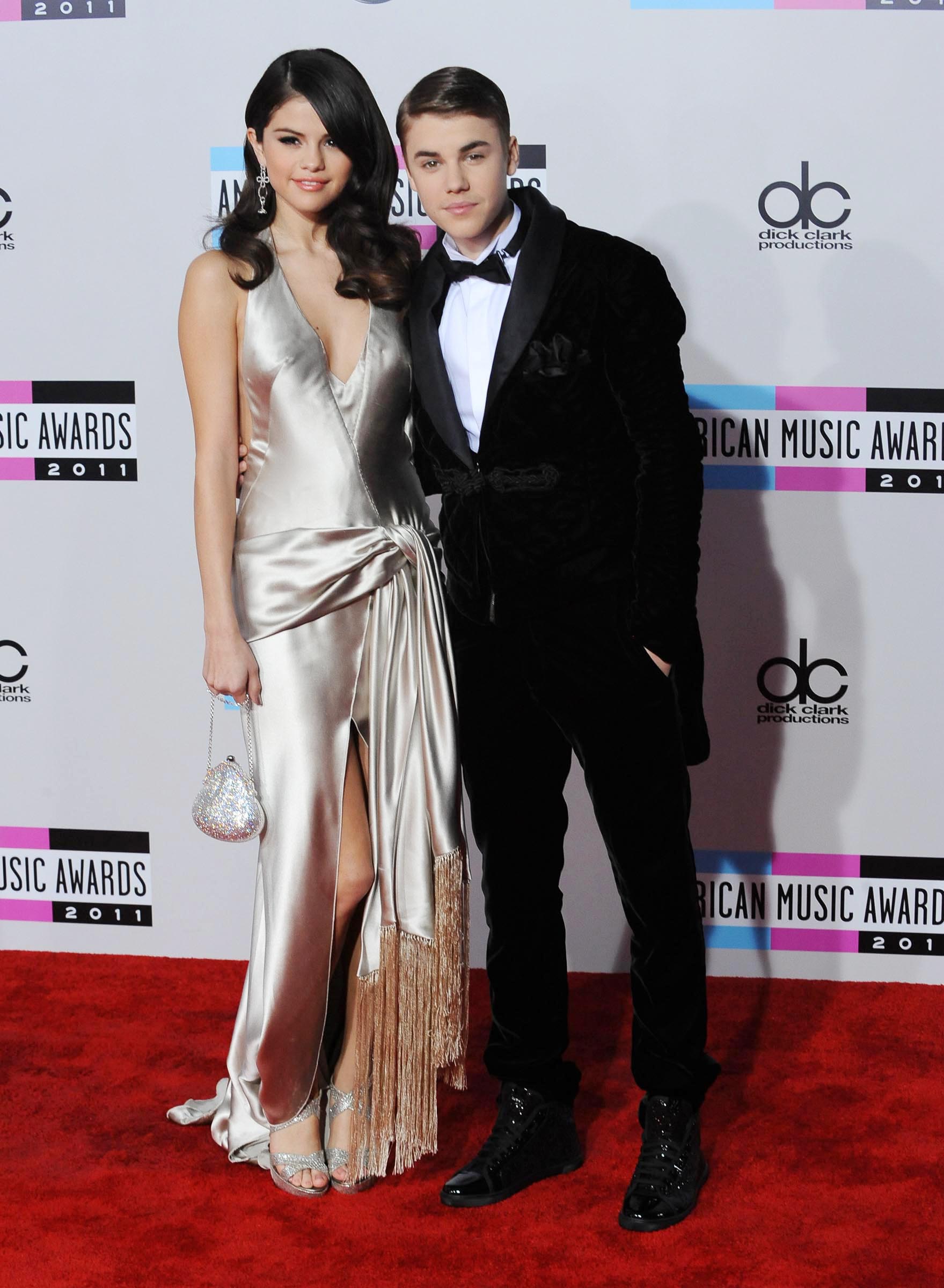 A throwback photo of a younger version of Selena Gomez and Justin Bieber at a red carpet event and they looks amazing.