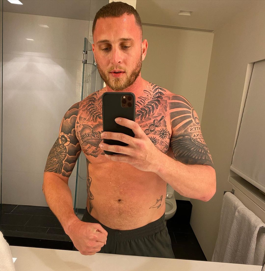 A lovely photo showing Chet Hanks taking a selfie bare-chested.