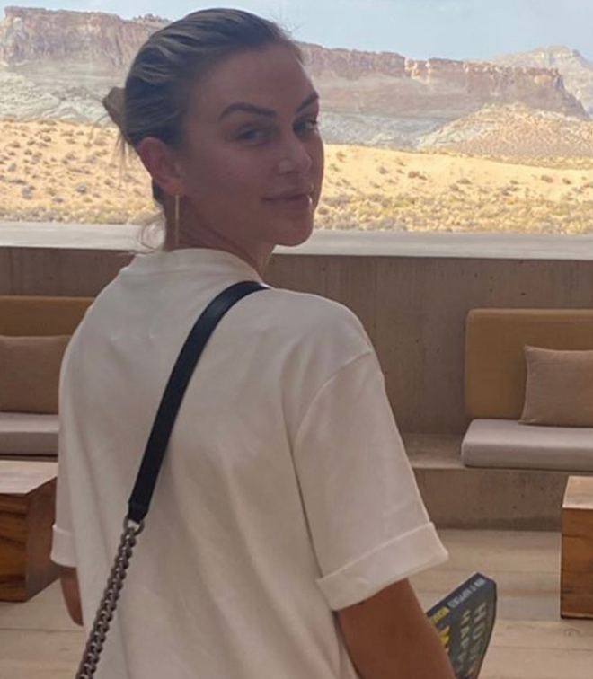 Pregnant Lala Kent wears a white T-shirt.